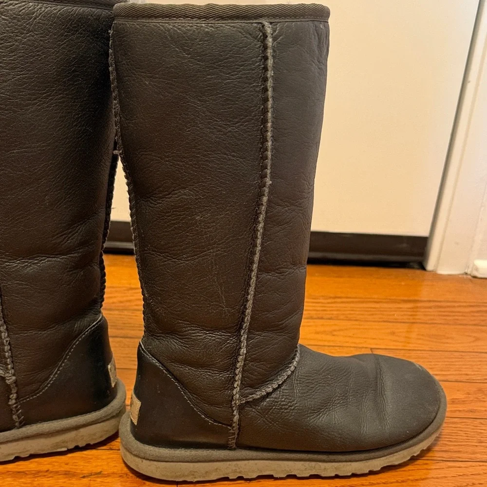UGG Australia Classic Tall Bomber Boots Black Leather Sheepskin Lined Size 6